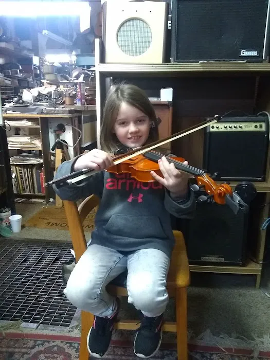 Guitar Junkyard & String Instrument Museum 4