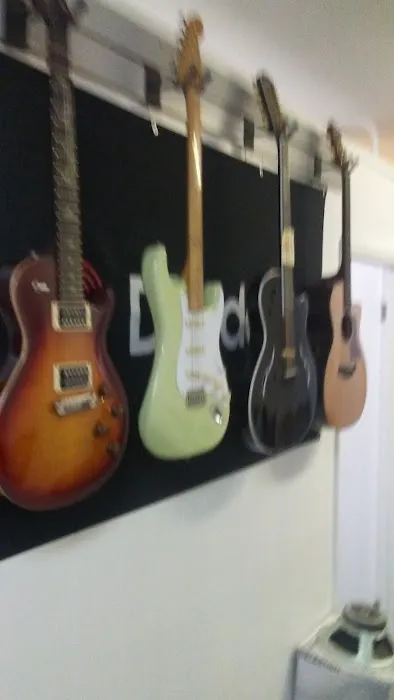 Joshs Guitar Shop 3