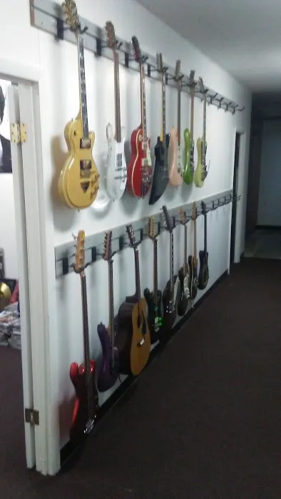 Joshs Guitar Shop 3