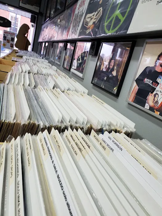 Tom Lounges' Record Bin 4